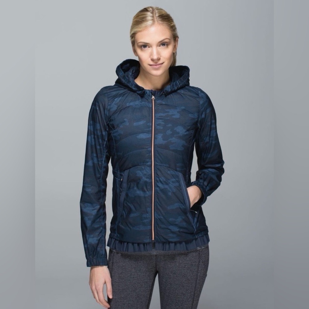 Lululemon Spring Fling Puffy Windbreaker
Heathered Texture Lotus Camo size 8 EUC